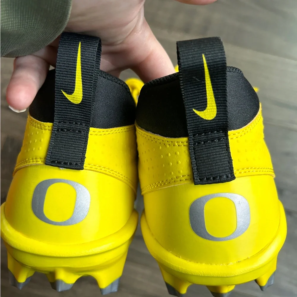 Nike Oregon Ducks PE Football Cleats Stomp Out Cancer Mens 11.5W NEW